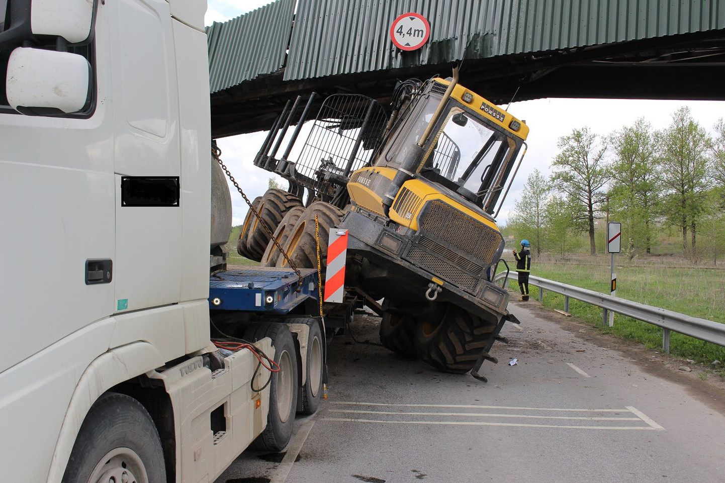 Sämi-Sonda-Kiviõli 21. kilomeetril kukkus traktor treilerilt maha.