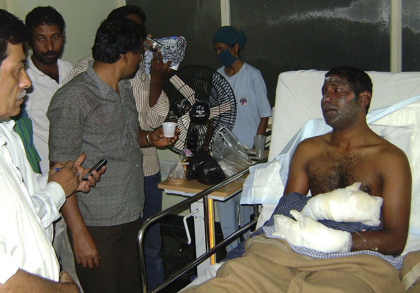 Один из выживших в авиакатастрофе в Индии пассажиров в госпитале в Мангалоре.