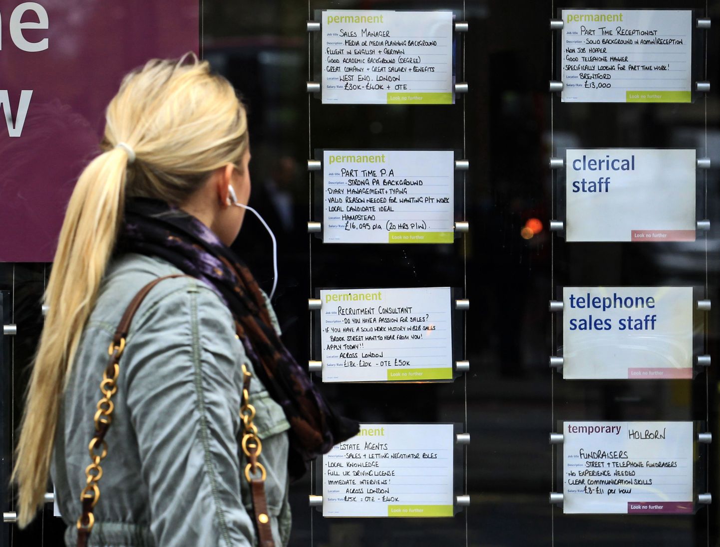 Töökuulutused Londoni töövahendusagentuuri aknal.