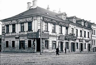 Nädalalehest Postimees arendas Karl August Hermann 1891. aastal Eesti esimese päevalehe, mis asus oma toimetuse ja trükikojaga Ülejõel Peterburi uulits nr 3 (praegune linnamuuseum Narva mnt 23). Toimetus asus selles majas 1897. aasta alguseni, sissepääs oli hoone keskmisest uksest.