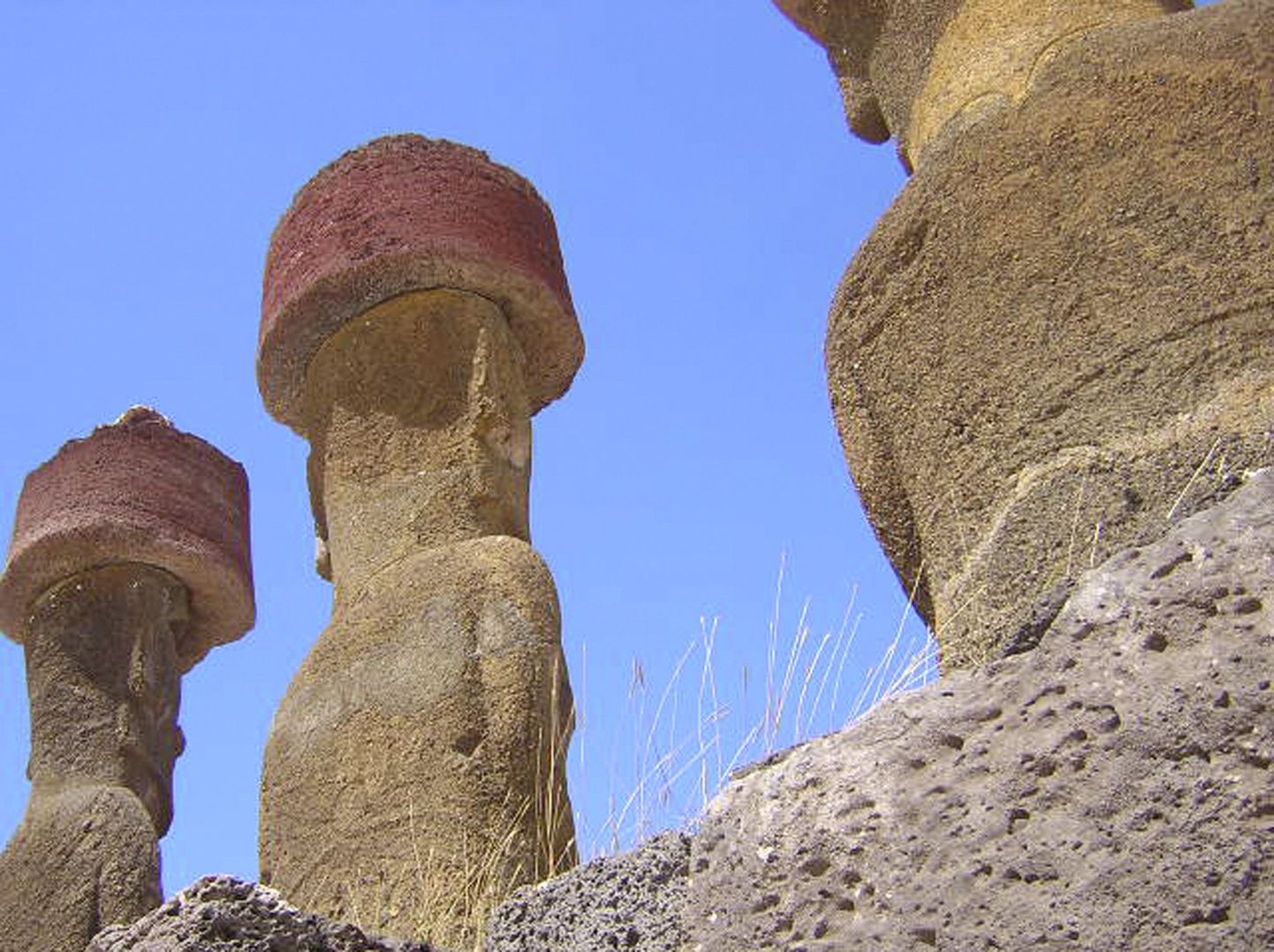 Fotol keskel moai kuju, millelt soomlane tüki kõrva murdis