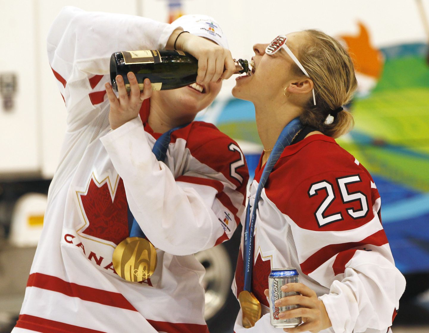 Хоккеистки Канады празднуют победу в финале олимпийского турнира.