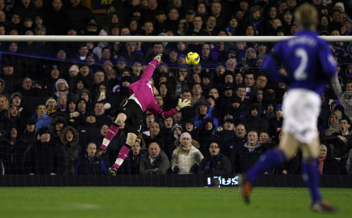 Everton väravavahi Tim Howardi ülikauge löök maandub Bolton Wanderersi puuriluku Adam Bogdani valvatavas väravas.