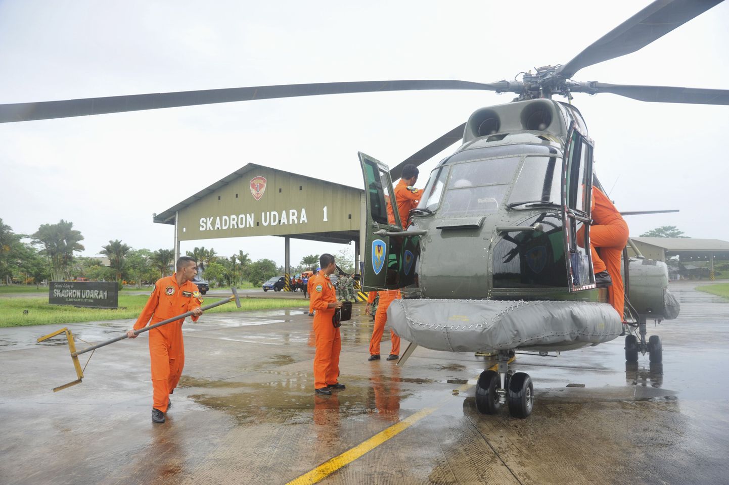 Indoneesia õhujõudude helikopter Puma valmistub lendama reisilennuki arvatavasse hukkumispiirkonda.