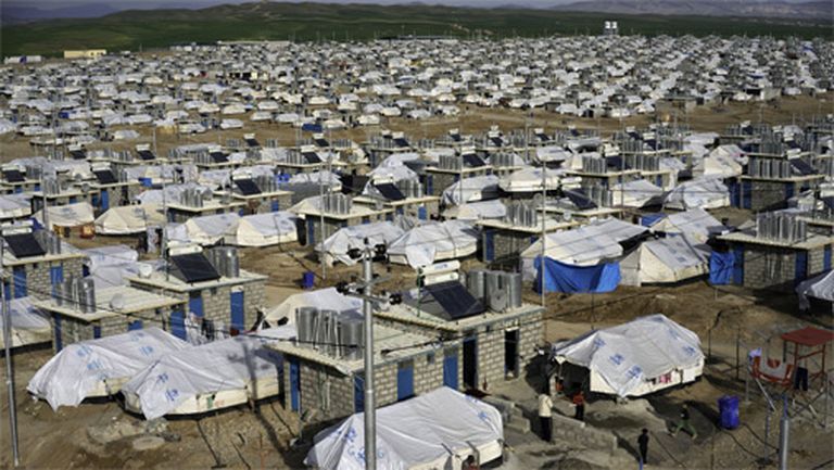 Darashakran bēgļu nometne Irākas Kurdistānas reģionā. Šī ir viena no labākajām nometnēm, jo telts apakšā ir betona grīda, kā arī aptuveni 60 cm augstas sienas. Katrai ģimenei ir individuāla tualete, duša un virtuve 