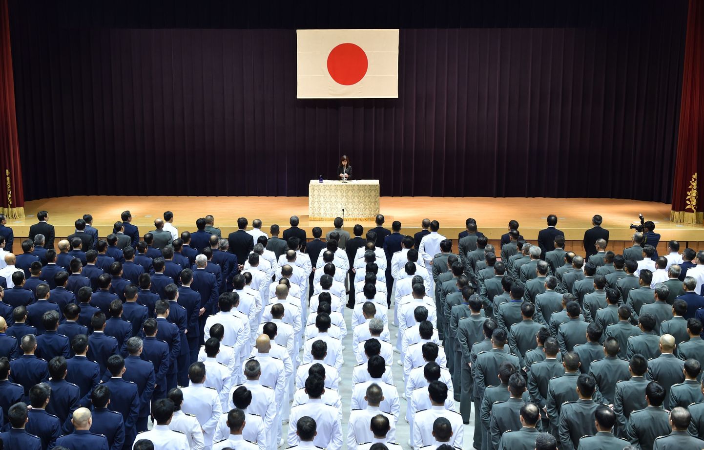 Jaapani uus kaitseminister Tomomi Inada kõnet pidamas.