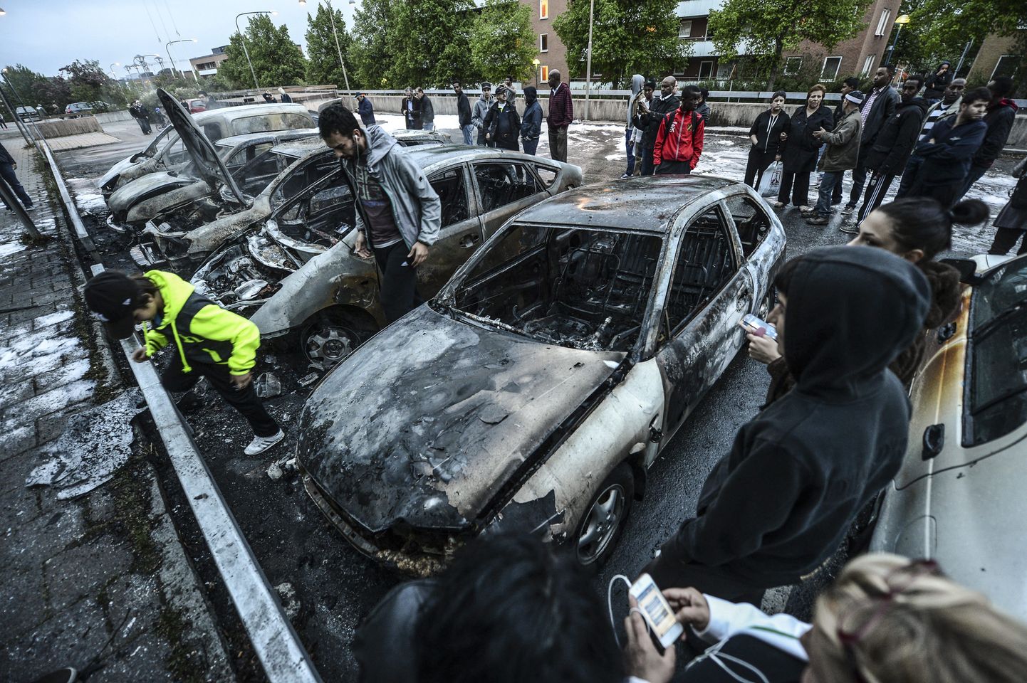 Stockholmi eeslinndes põletati mais aset leidnud rahutustes maha kümneid autosid. Fotol on autovrakid Rinkebys.