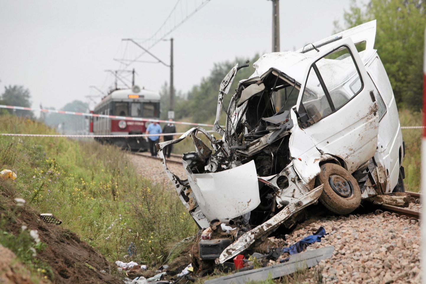 Väikebussi rusud raudteel pärast õnnetust Poolas.