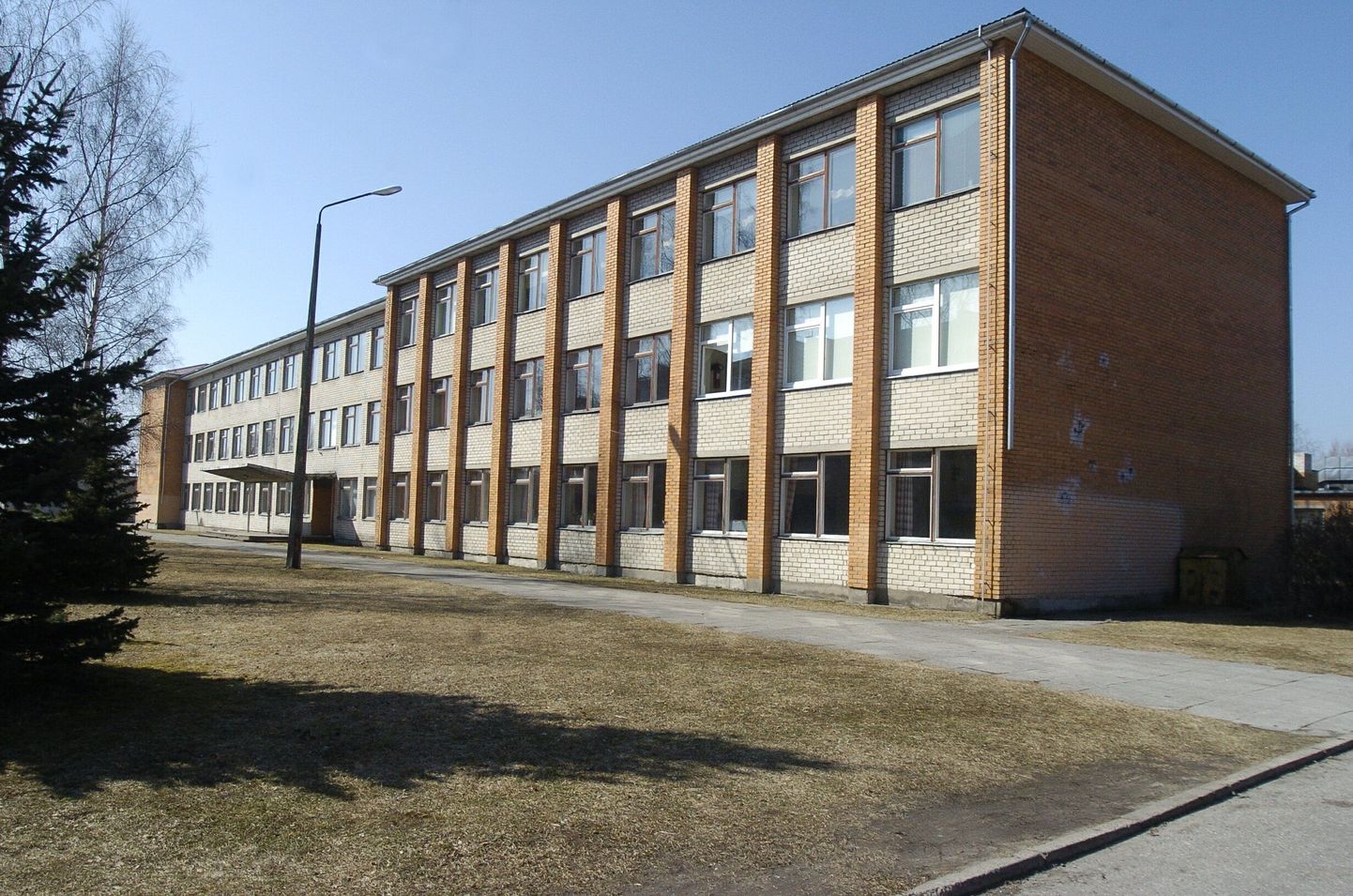 Pärnu linnavalitsus kuulutas välja nimekonkursi uuele põhikoolile, mis alustab uuest õppeaastast tegevust Pärnu ühisgümnaasiumi praeguses hoones Mai tänaval.