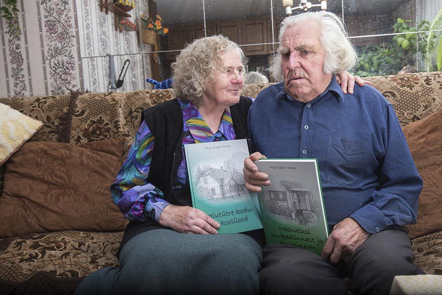 Herbert ja Hilje Tamm on olnud abielus 60 aastat. Pildile on nad võetud Õisu kodus koos Hilje värskete mälestusteraamatutega.