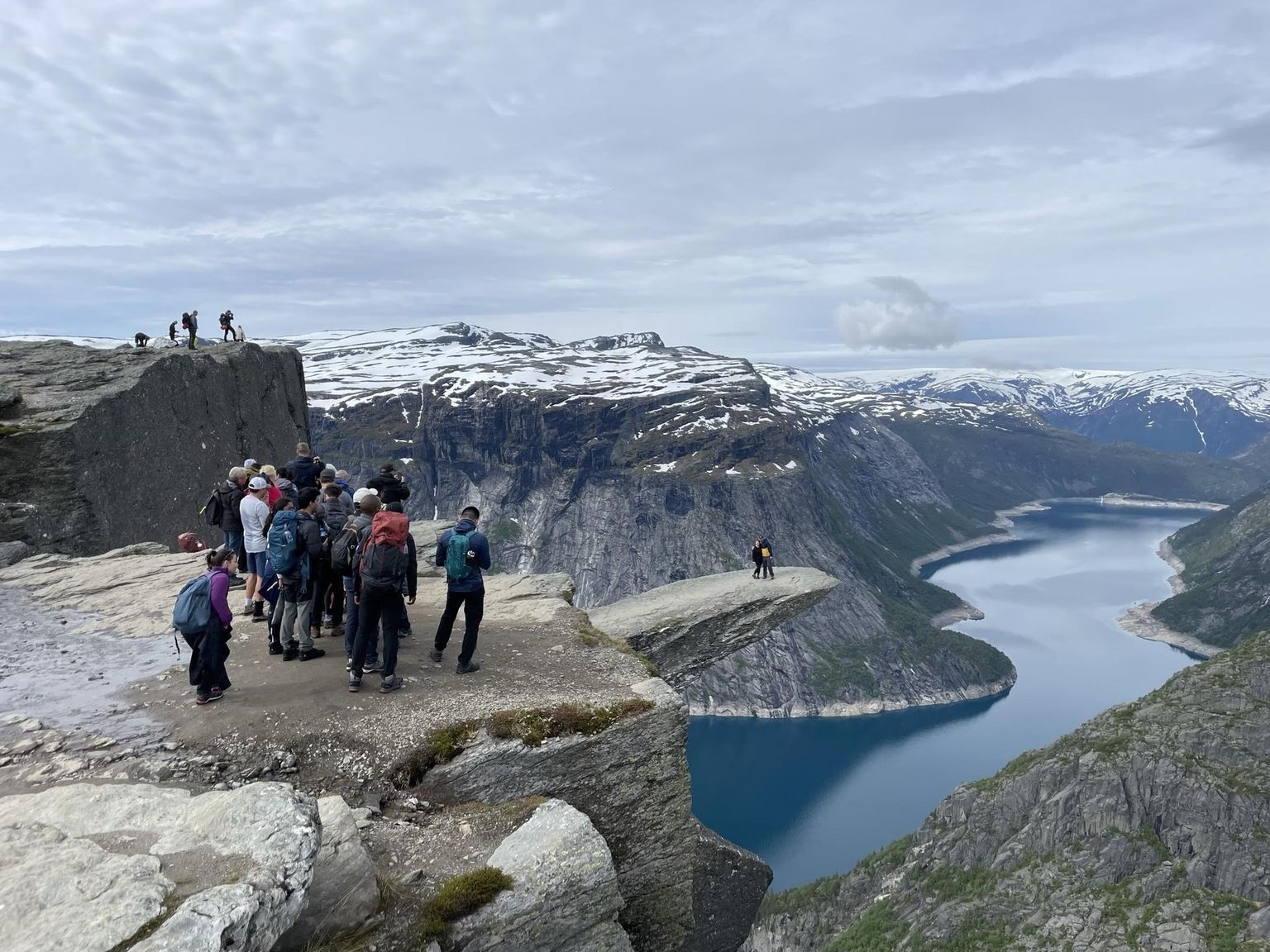 Trolltungal poseerimisele tekkinud järjekord on suvist hooaega arvestades lühike. Teadaolevalt on Trolltungalt surnuks kukkunud vaid üks inimene: 2015. aastal trollikeelele astunud nooruke Austraalia turist.