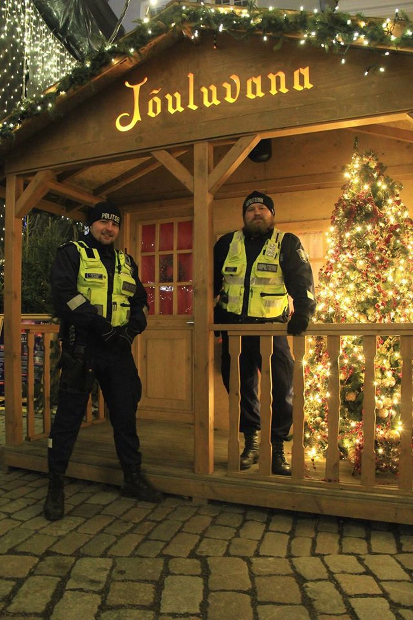 Pildil on Kesklinna politseijaoskonna patrullpolitseinik Lennart ja abipolitseinik Viktor, kes aitavad Tallinna kesklinnas jõulurahu hoida.