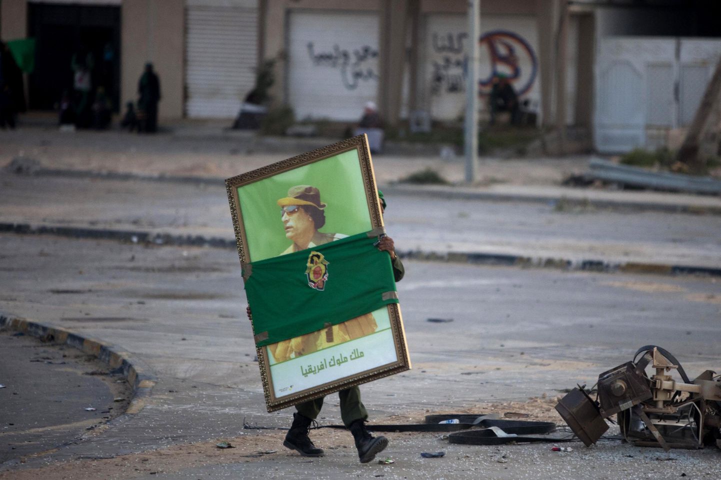 Солдат ливийской армии с портретом Каддафи на улице Триполи.