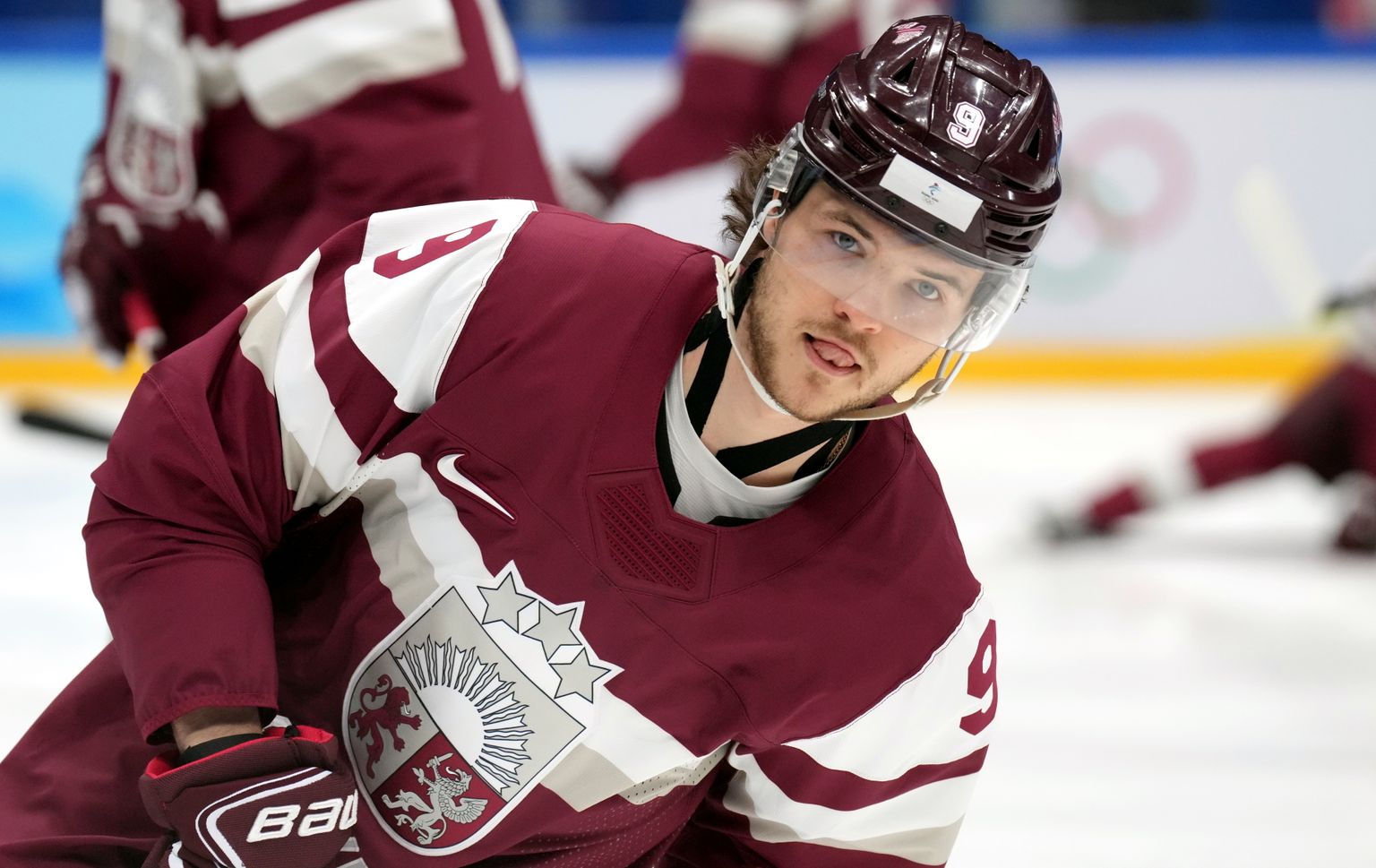 Latvijas hokeja izlases spēlētājs Renārs Krastenbergs pirms Latvijas un Zviedrijas valstsvienību 2022.gada Olimpiskā hokeja turnīra spēles.