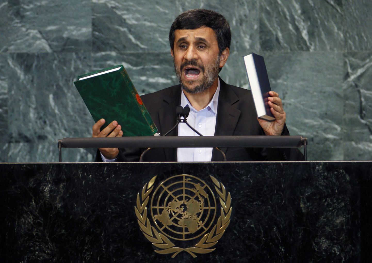 Mahmoud Ahmadinejad ÜRO Peaassambleel koos Koraani ja Piibliga kõnepuldis 2010. aastal.