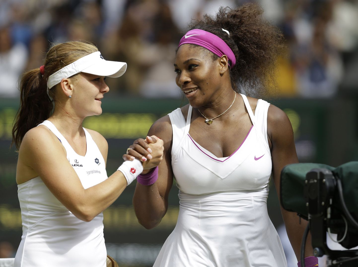 Serena Williams (paremal) alistas Wimbledoni finaalis Agnieszka Radwanska.