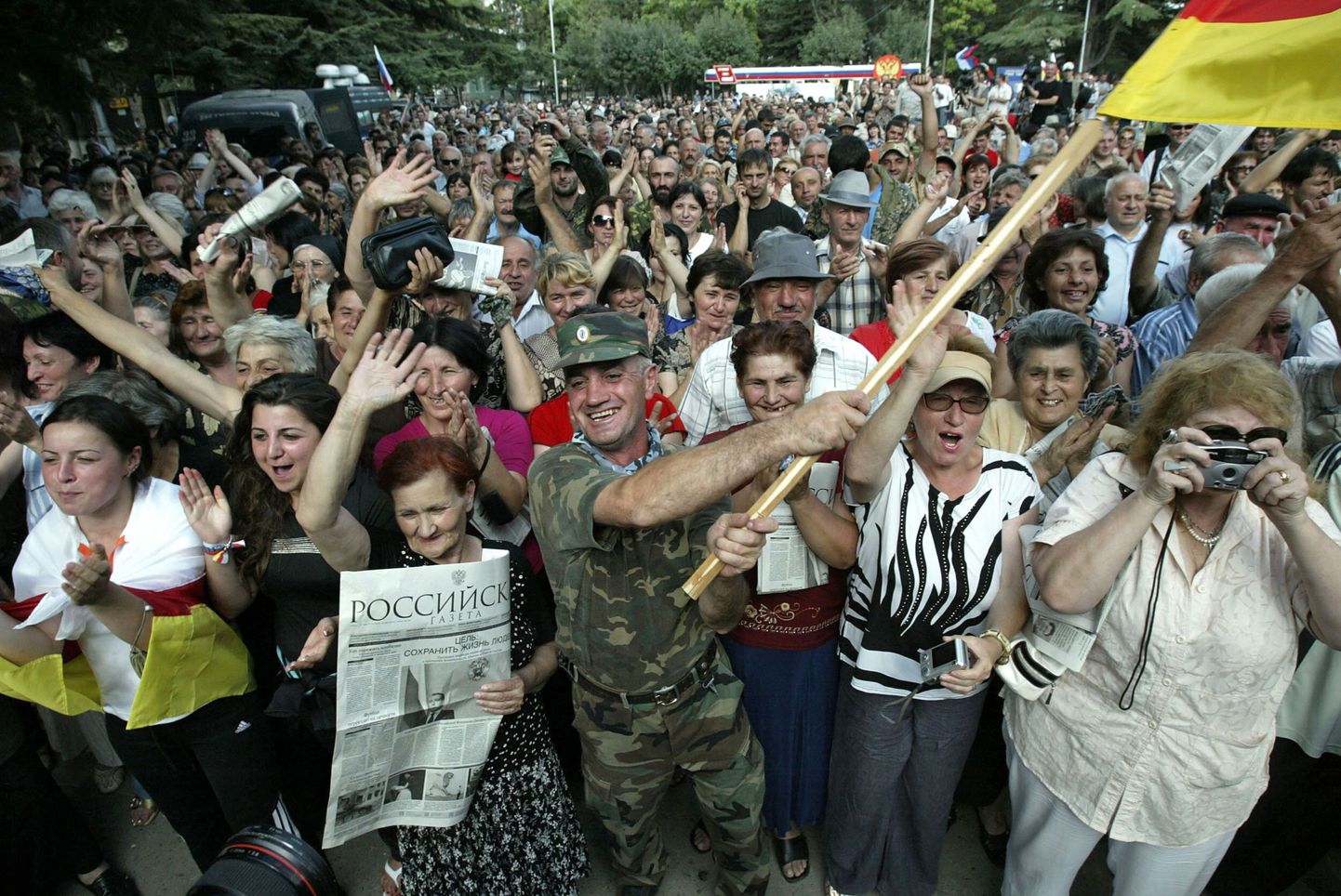 Lõuna-Osseetia elanikud pidutsemas pärast Venemaa otsust toetada nende iseseisvust.