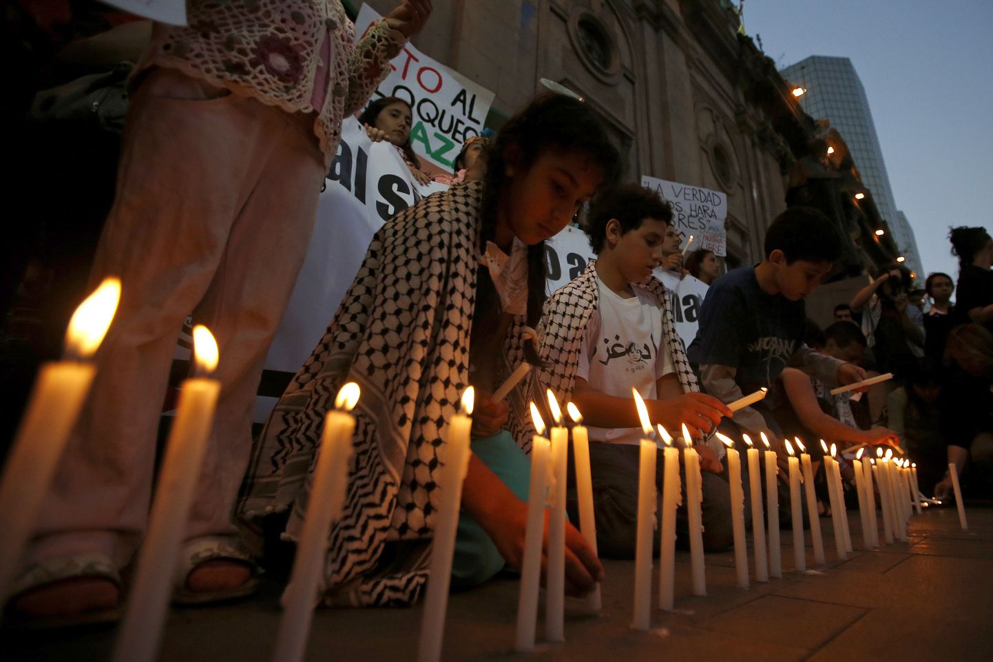 Palestiinlaste kogukonna liikmed Tšiilis süütavad Gazas hukkunud rahvuskaaslaste mälestuseks küünlaid.