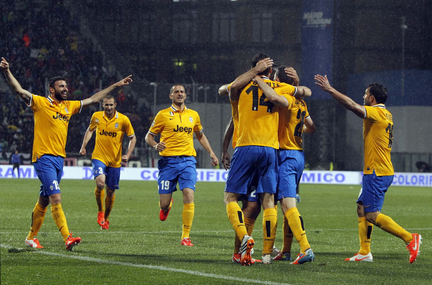 Juventuse meeskonna mängijad rõõmustamas.