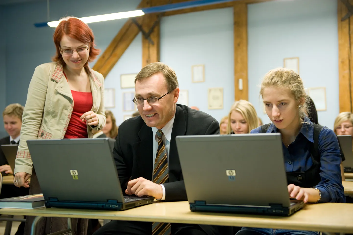 Koolitund sülearvutitega Gustav Adolfi Gümnaasiumis. Haridusminister Tõnis Lukas ja emakeele õpetaja Inga Laidna.