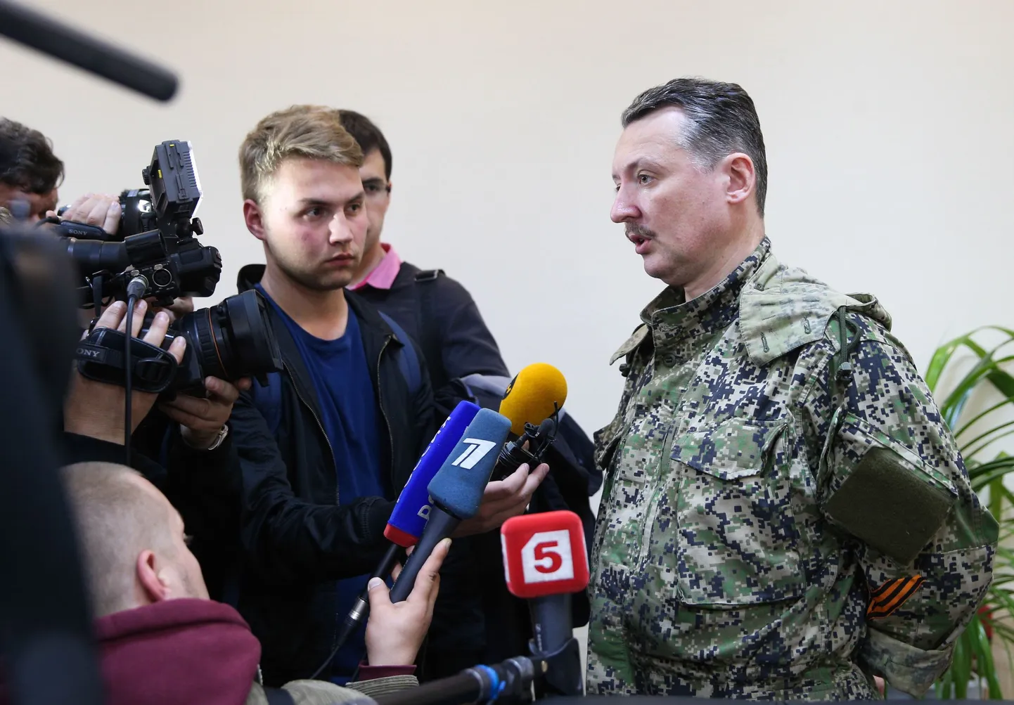 Командующий антиправительственными силами в Славянске Игорь Стрелков.