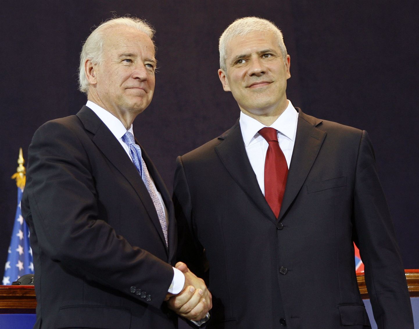 Joe Biden (vasakul) täna Serbia presidendi Boris Tadiciga Belgradis.