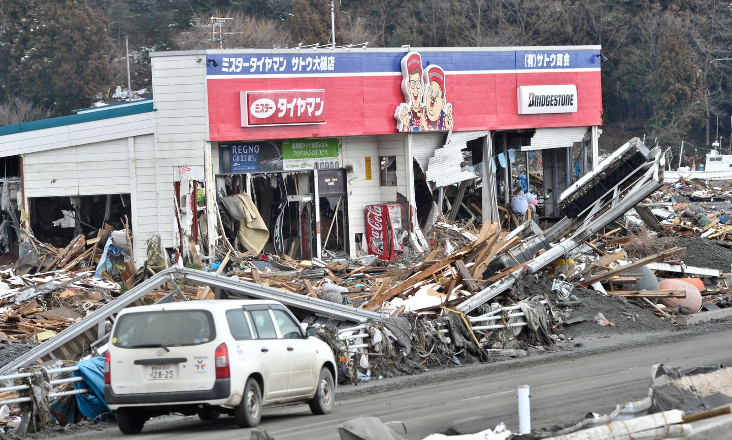 Последствия сильнейшего землетрясения 11 марта.