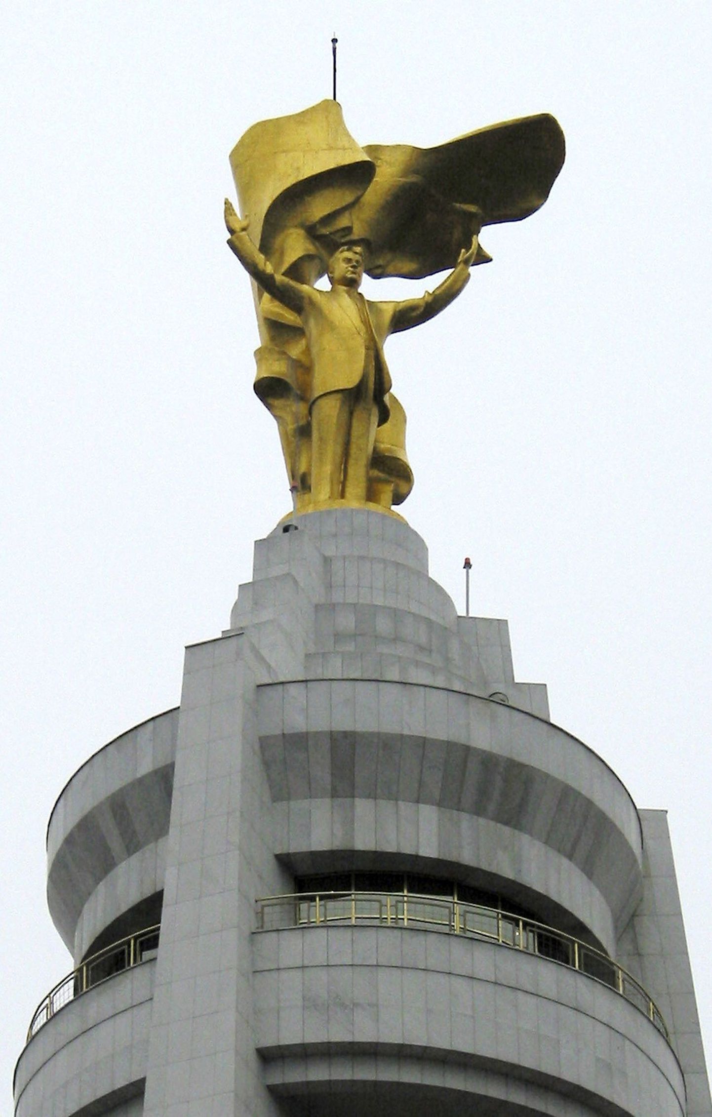 Статуя Сапармурата Ниязова в Ашхабаде.
