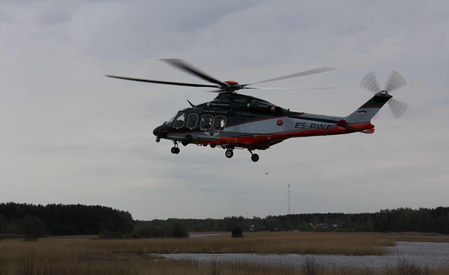 Вертолет авиаотряда Департамента полиции и погранохраны.