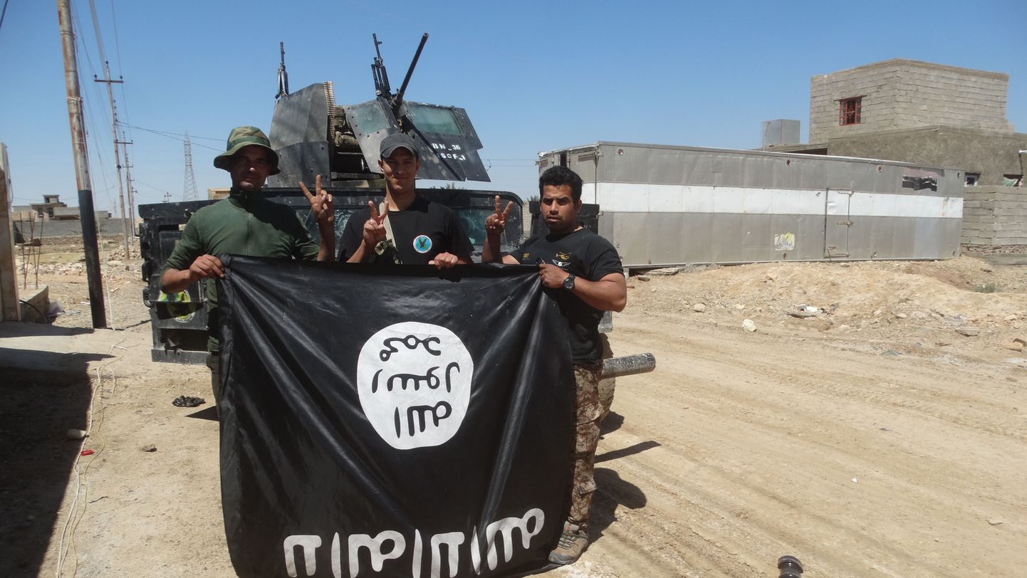Iraagi julgeolekujõud ISISe lipuga.