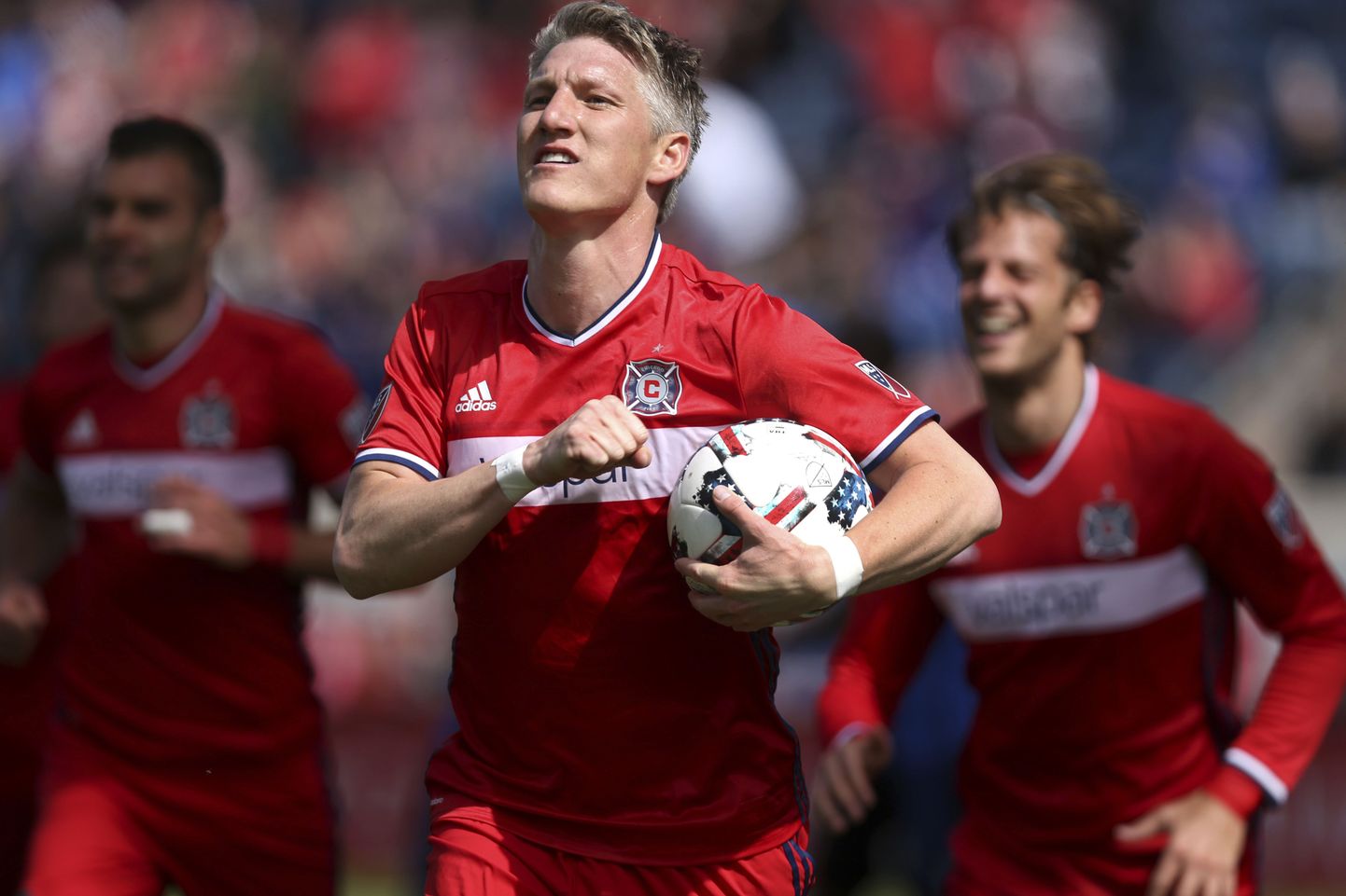 Bastian Schweinsteiger Chicago Fire'i särgis tähistamas oma esimest MLSis löödud väravat.
