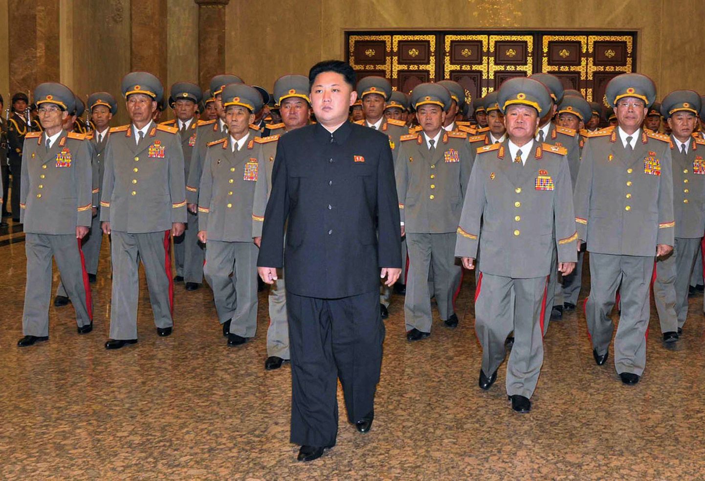 Kim Jong-un (keskel)