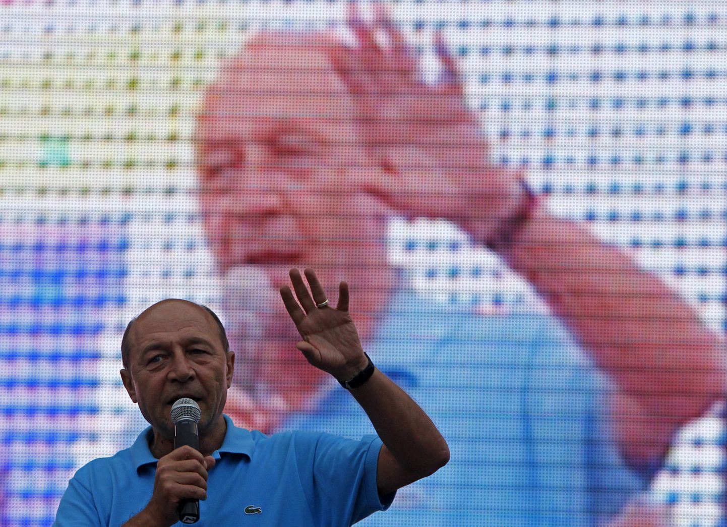 Traian Băsescu neljapäeval pealinnas Bukarestis rahvale kõnet pidamas.