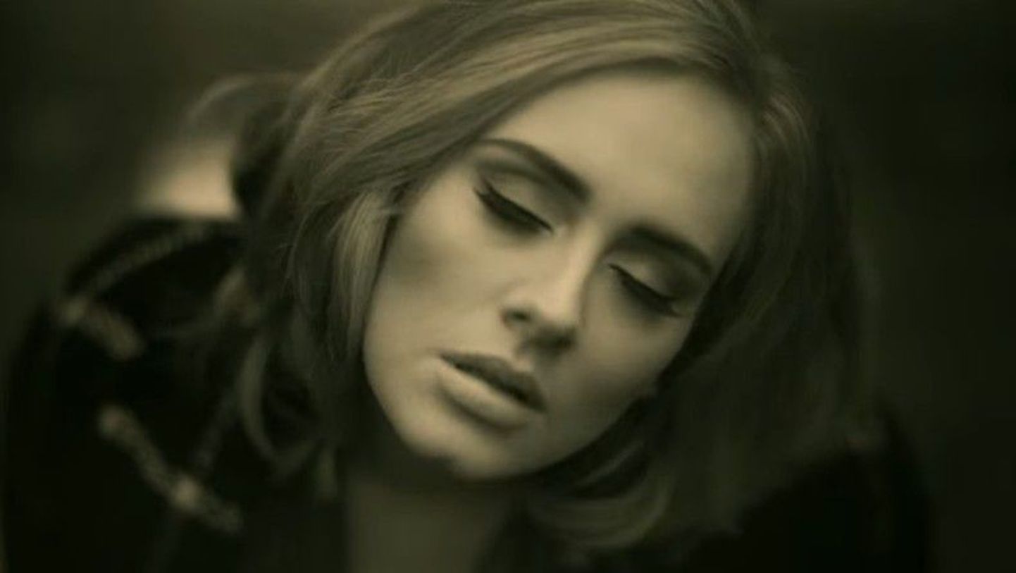 Kaader Adele'i videost «Hello».