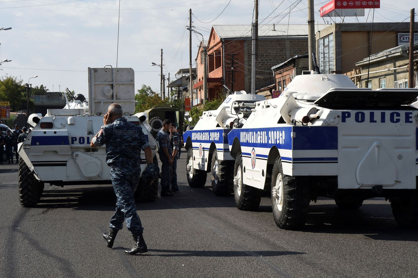 Вооруженные люди захватили полицейский участок в Армении.