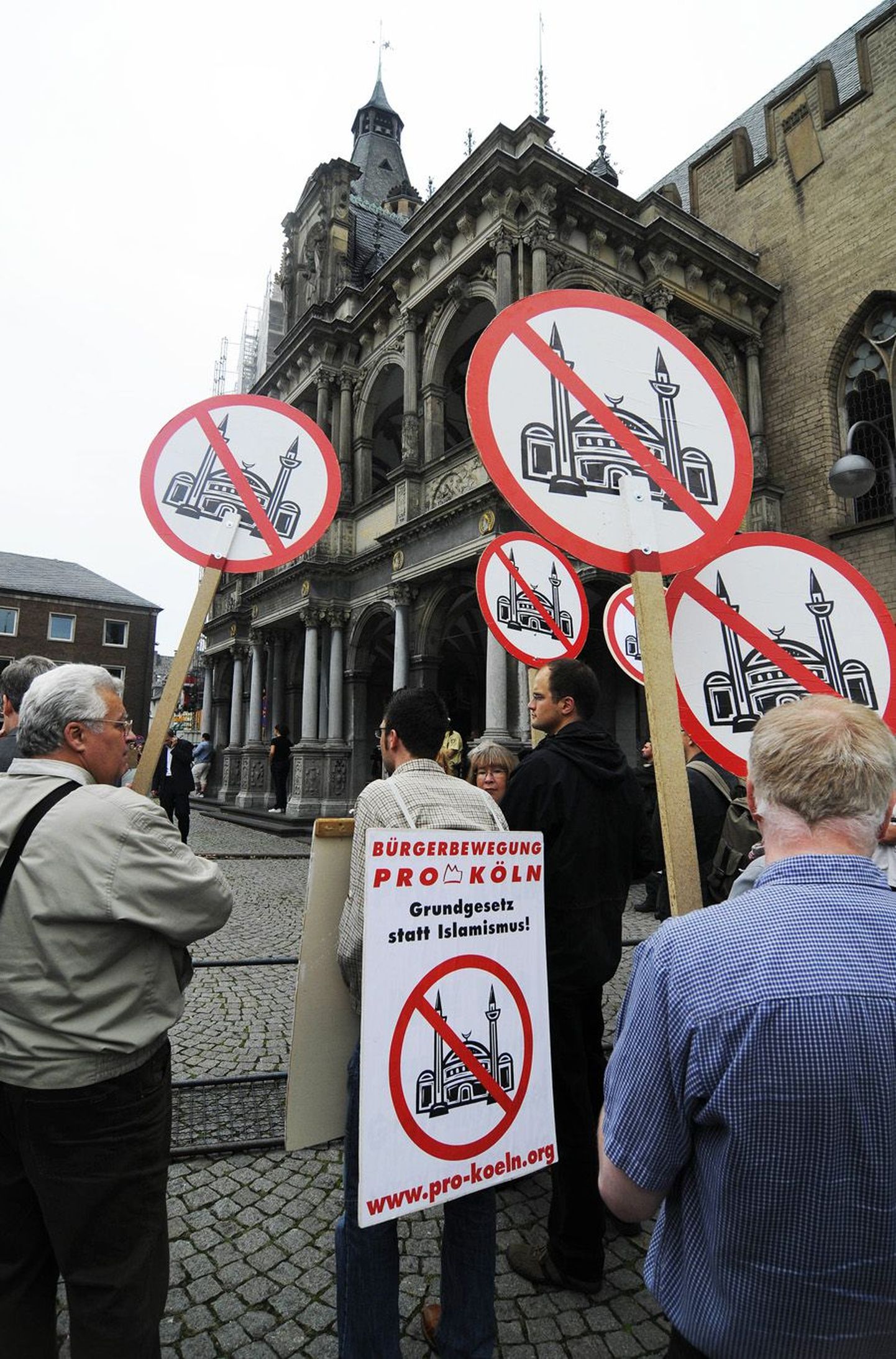 Mošeevastane meeleavaldus Kölnis. Loosung nõuab, et Saksamaal kehtiks islamismi asemel põhiseadus.