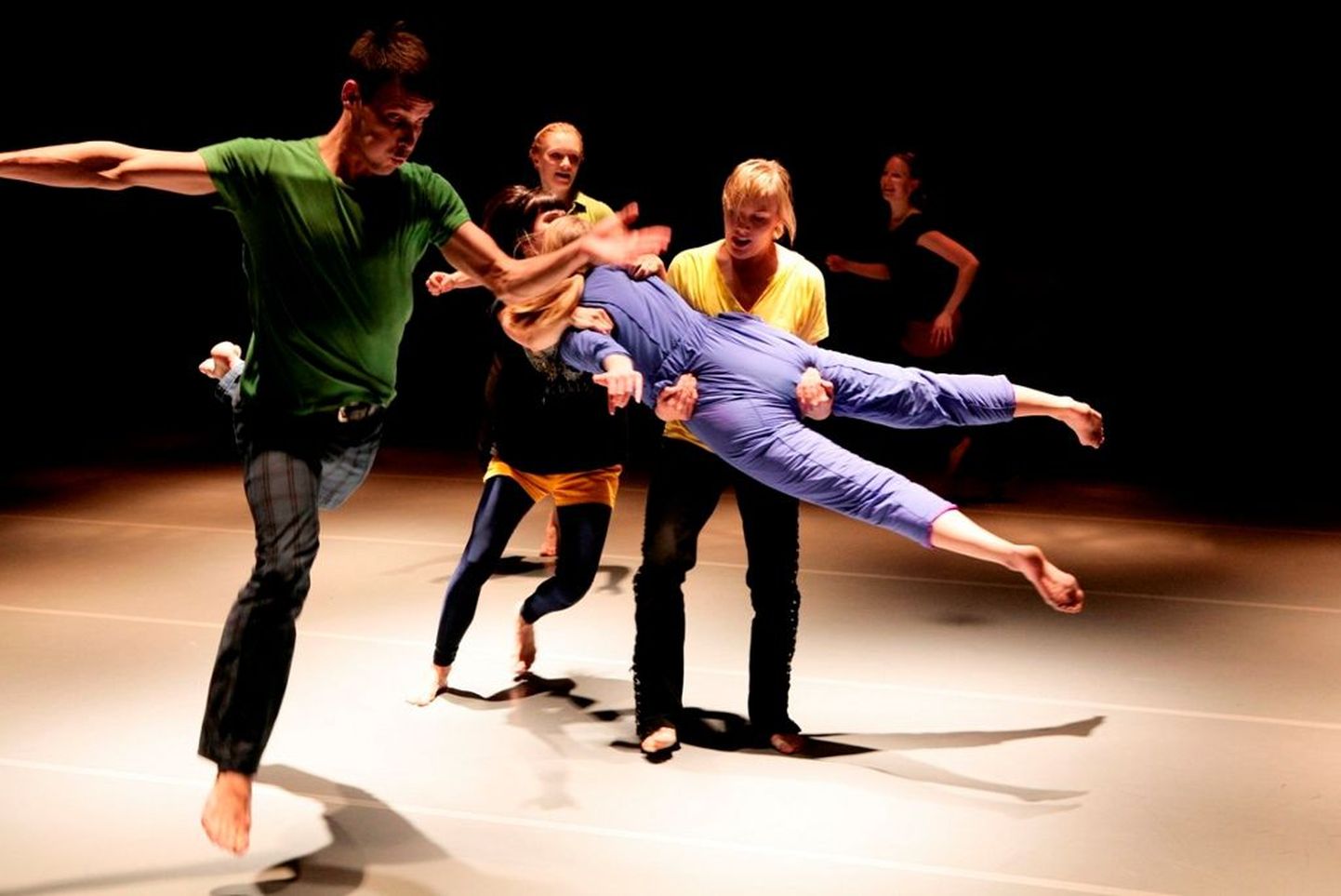 Tadac koondab verivärskeid Helsingi teatriakadeemia koreograafiaosakonna lõpetajaid, kes esitavad Soome tuntud koreograafide loomingut.