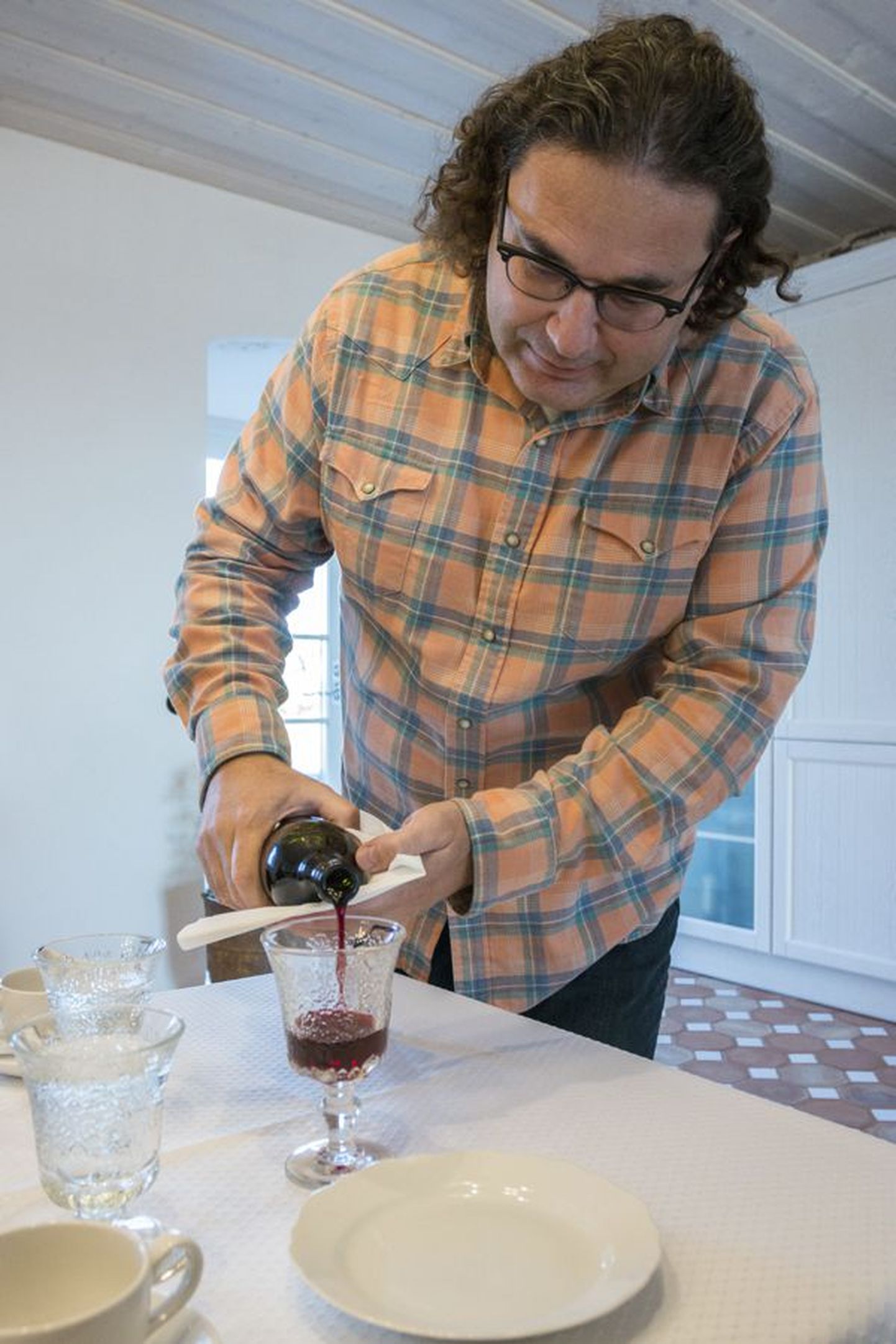 Õnne veinitalu peremees Georg Gavronski pakub külalistele omavalmistatud märjukest. Tulevikus loodab ta aina rohkem teha viinamarjaveini.