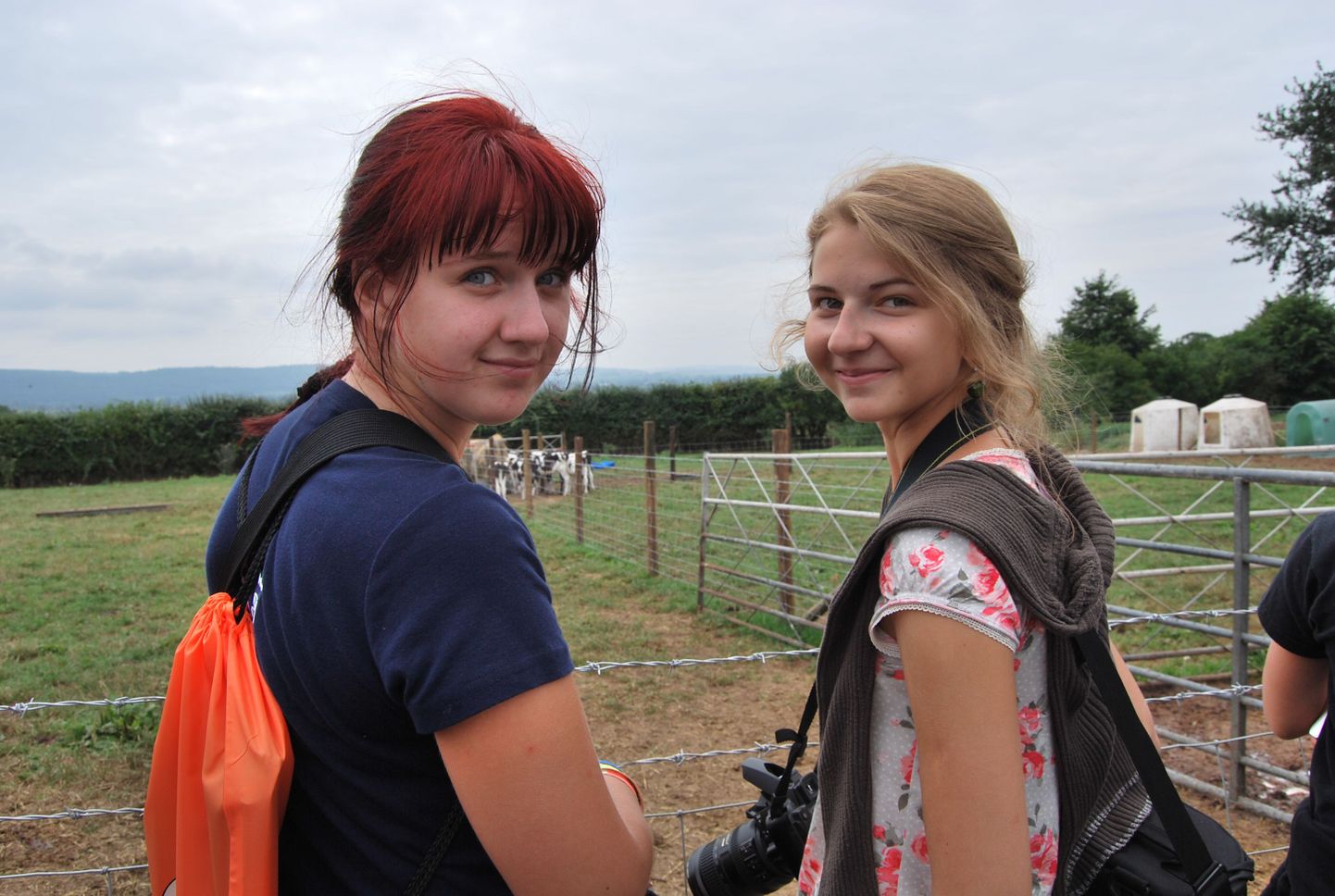 Noored looduskaitsjad Linda Randoja ja Johanna Lehtmets Inglismaal kohalikku piisonifarmi uudistamas.