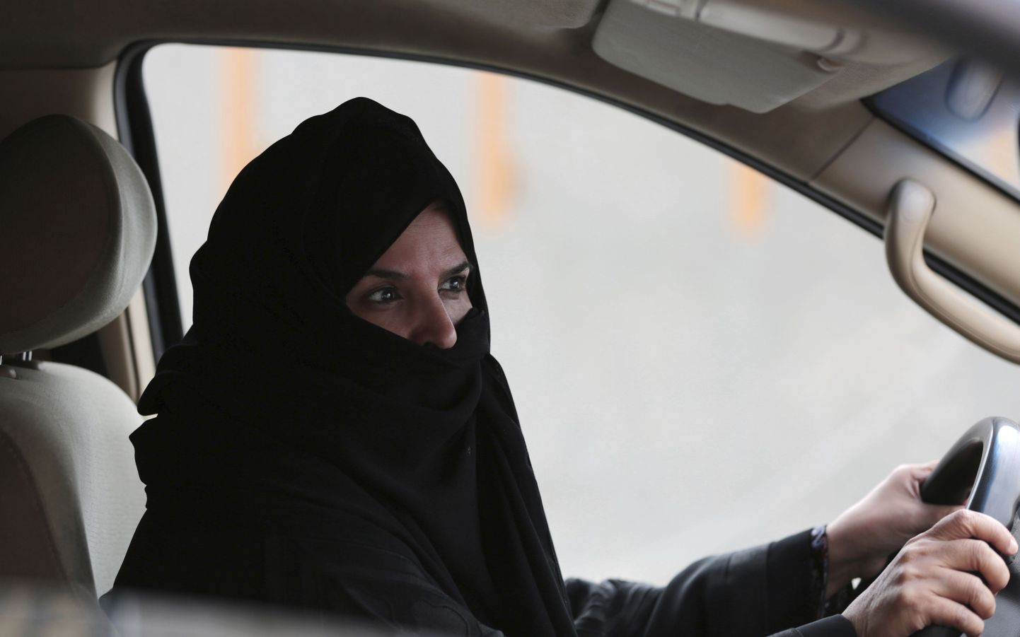Saudi Araabia naine autoroolis.