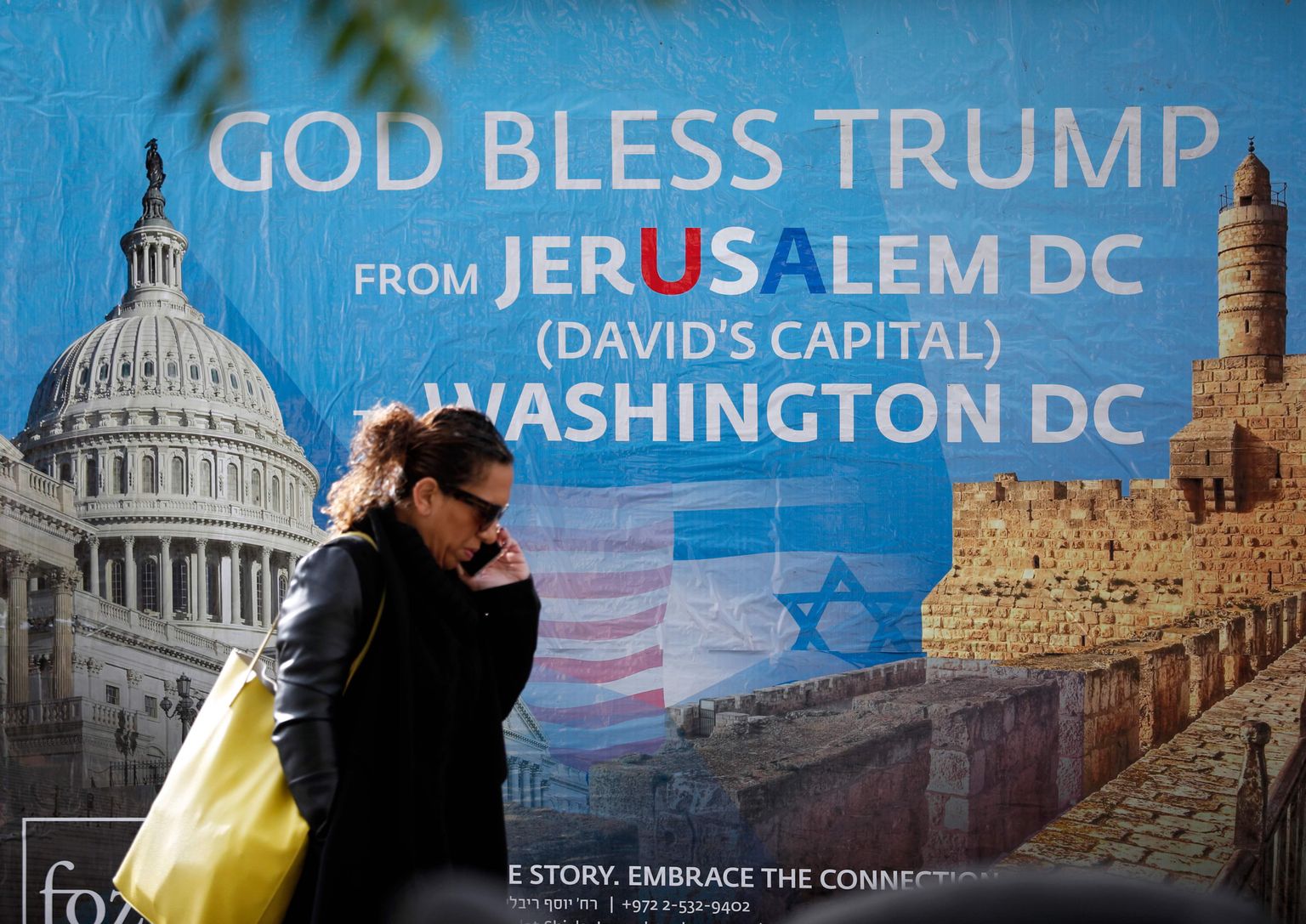 Naine möödub Iisraeli-meelse evangeelsete kristlaste rühmituse Friends of Zion (Siioni Sõbrad) poolt Jeruusalemma kesklinna kleebitud plakatist. Sellel seisev kiri tänab Donald Trumpi kuningas Taaveti pealinna tunnustamise eest Iisraeli pealinnana.