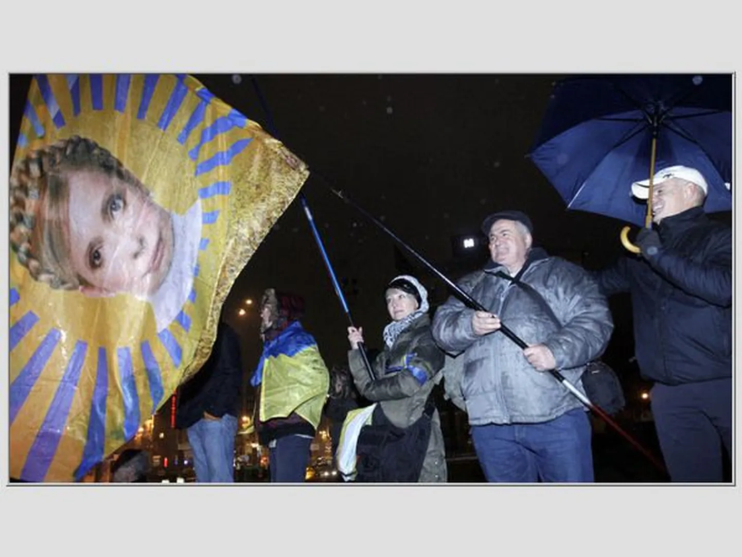 Inimesed eile Kiievis Tõmošenko toetuseks meelt avaldamas.