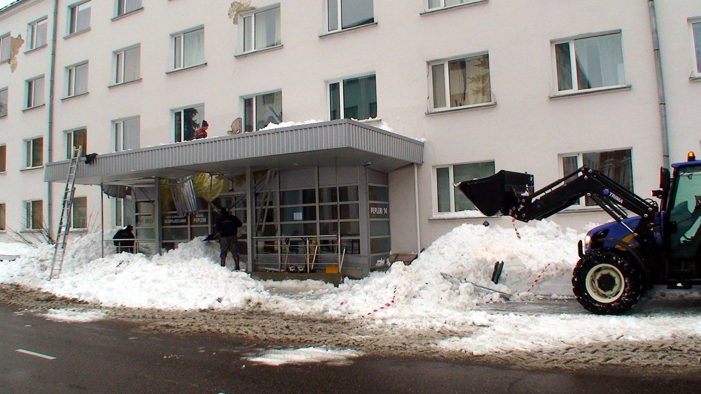 Lumevaring purustas Tartus Pepleri 14 ühiselamu varikatuse.