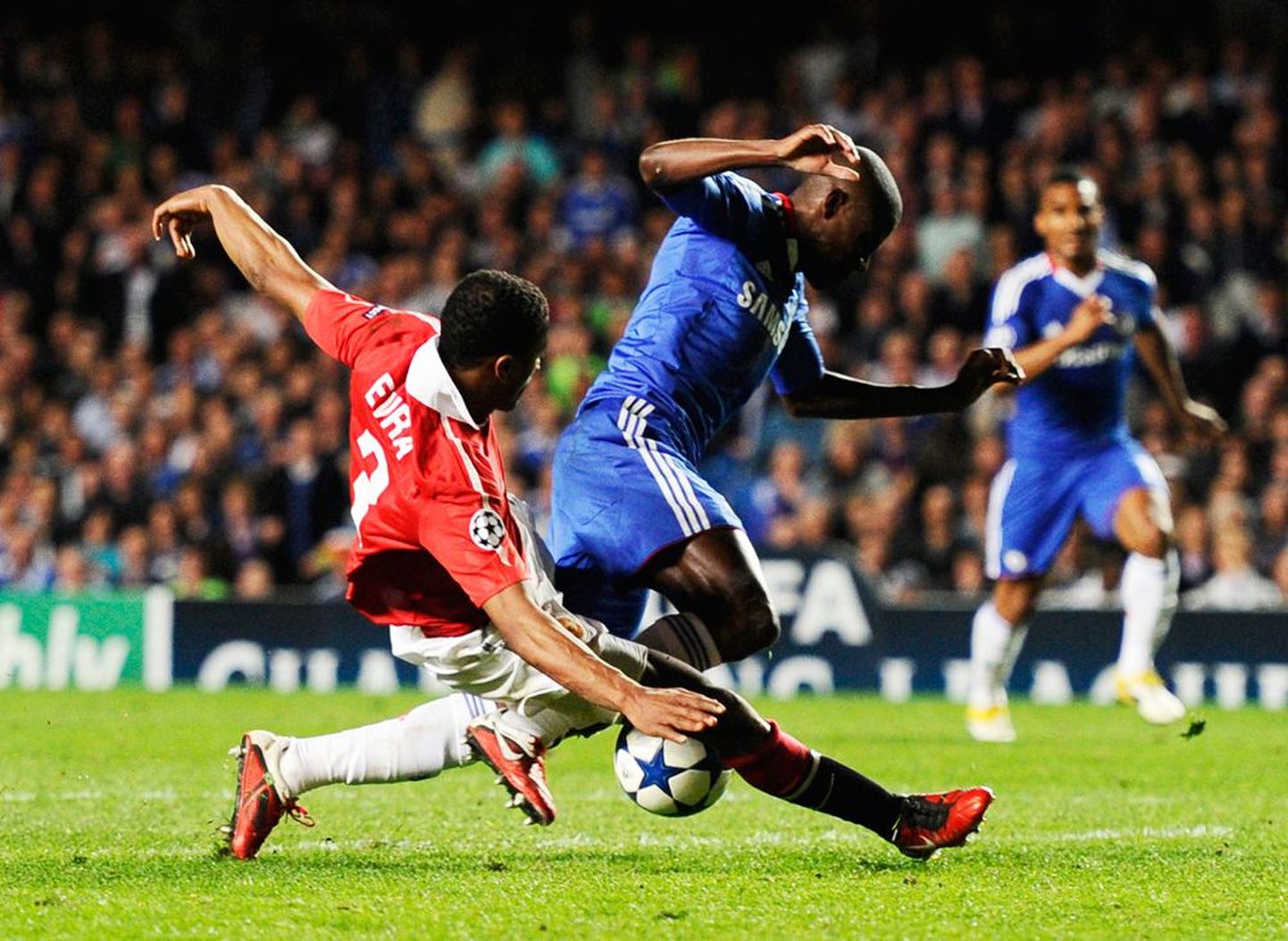 Patrice Evra (punases) tegi Ramiresi vastu karistusalas vea. Chelsea leer usub, et pidanuks andma penalti.