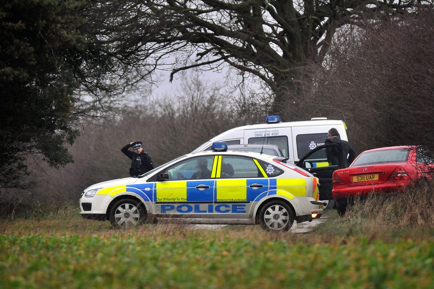 Norfolki politsei uurimas Sandringhami lossi maadel paika, kust leiti lätlanna surnukeha.