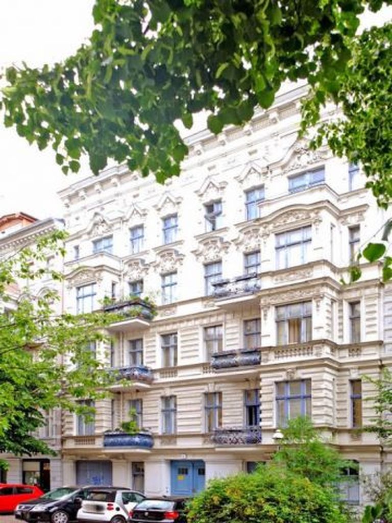 В боковом, менее красивом крыле этого дома в Берлине находится квартира площадью 33,7 м2 по той же цене . Фото: immobiliya.de