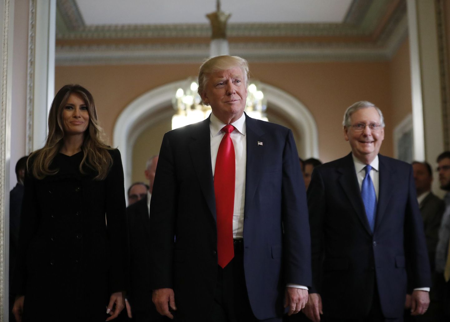 USA uus president Donald Trump Naise Melania ja senati koalitsioonijuhi Mitch McConnelliga.