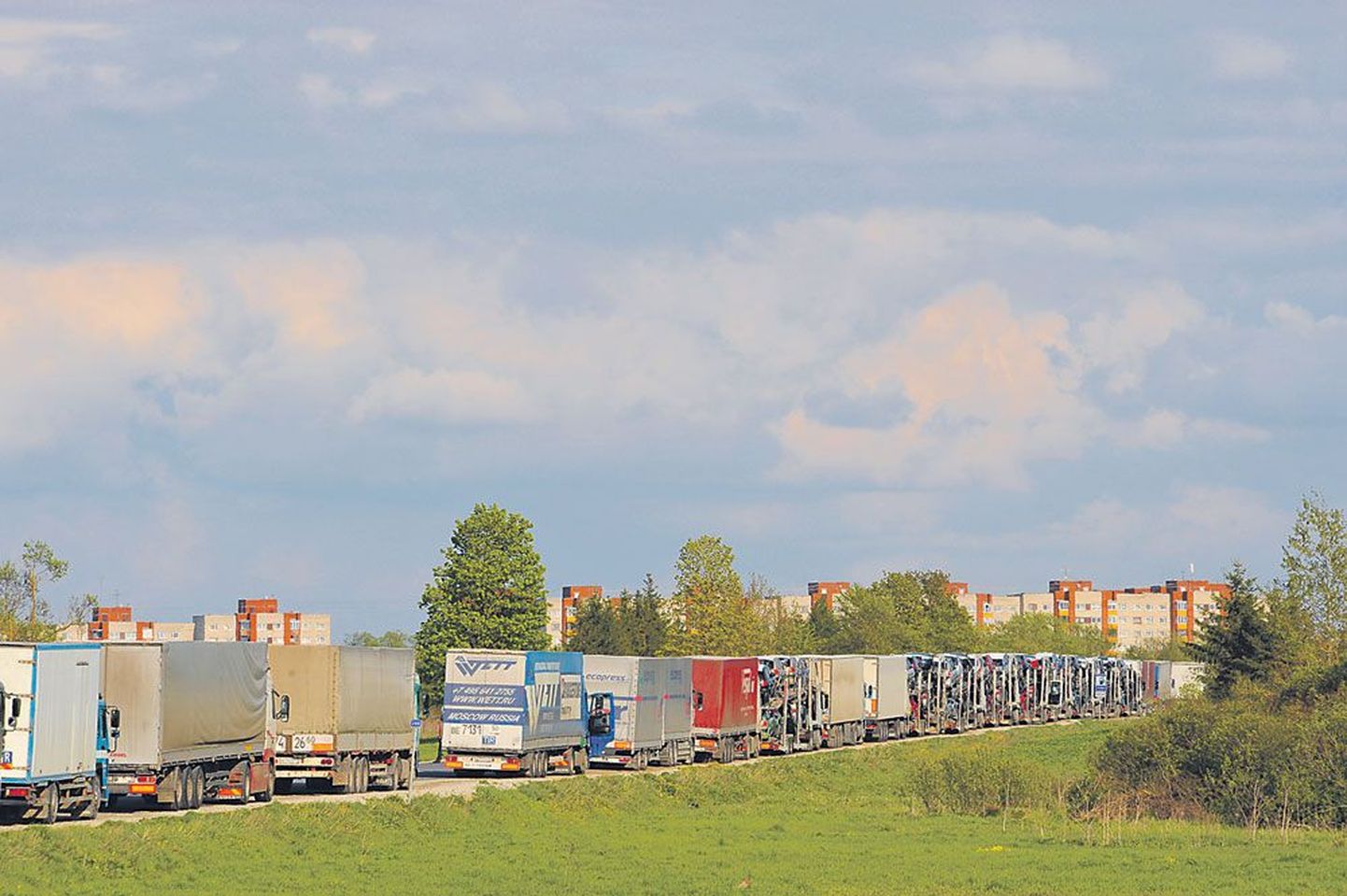 Очередь грузовиков на российско-эстонской границе.