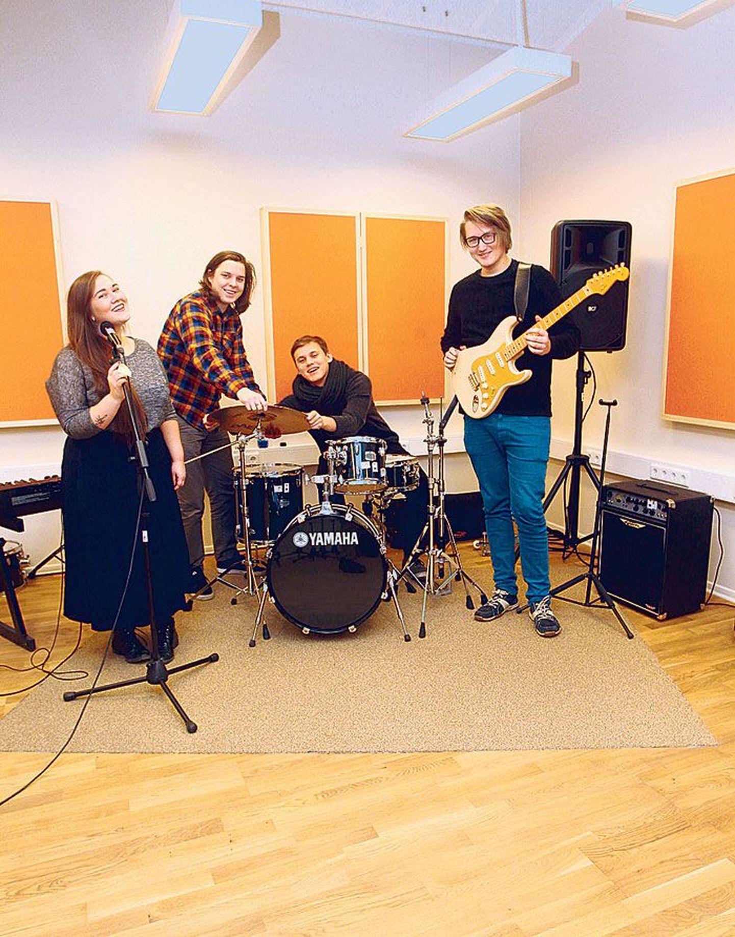 Innersoundi liikmed Elina Hokkanen (vasakult), Karl Tammaru, Jan Kulbin ja Johannes Laas mõtlesid eile Elleri muusikakooli bändiruumis oma finaalirepertuaarile.