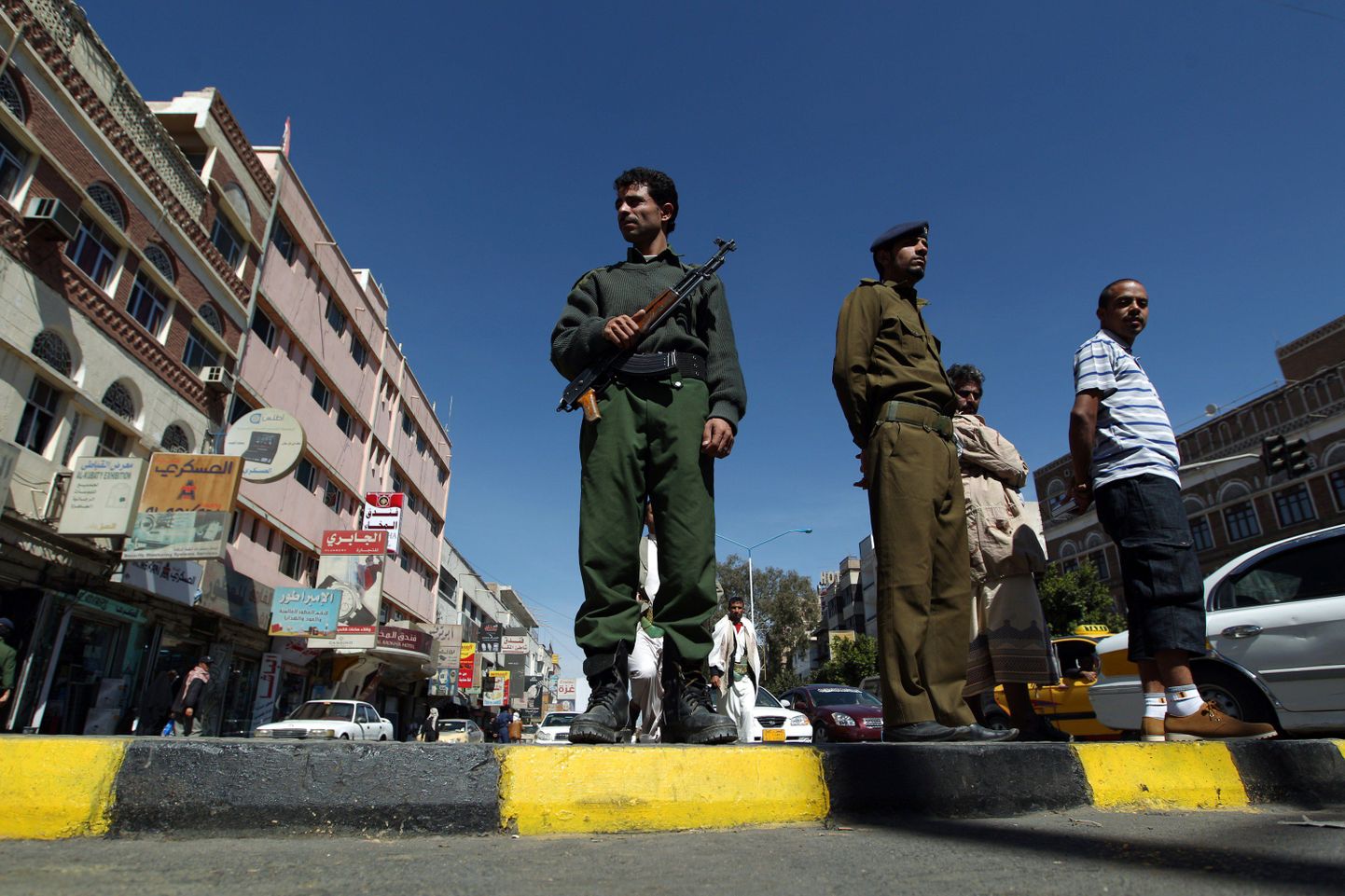 Jeemeni sõdurid Sanaa kesklinnas Tahriri väljakul valvamas.